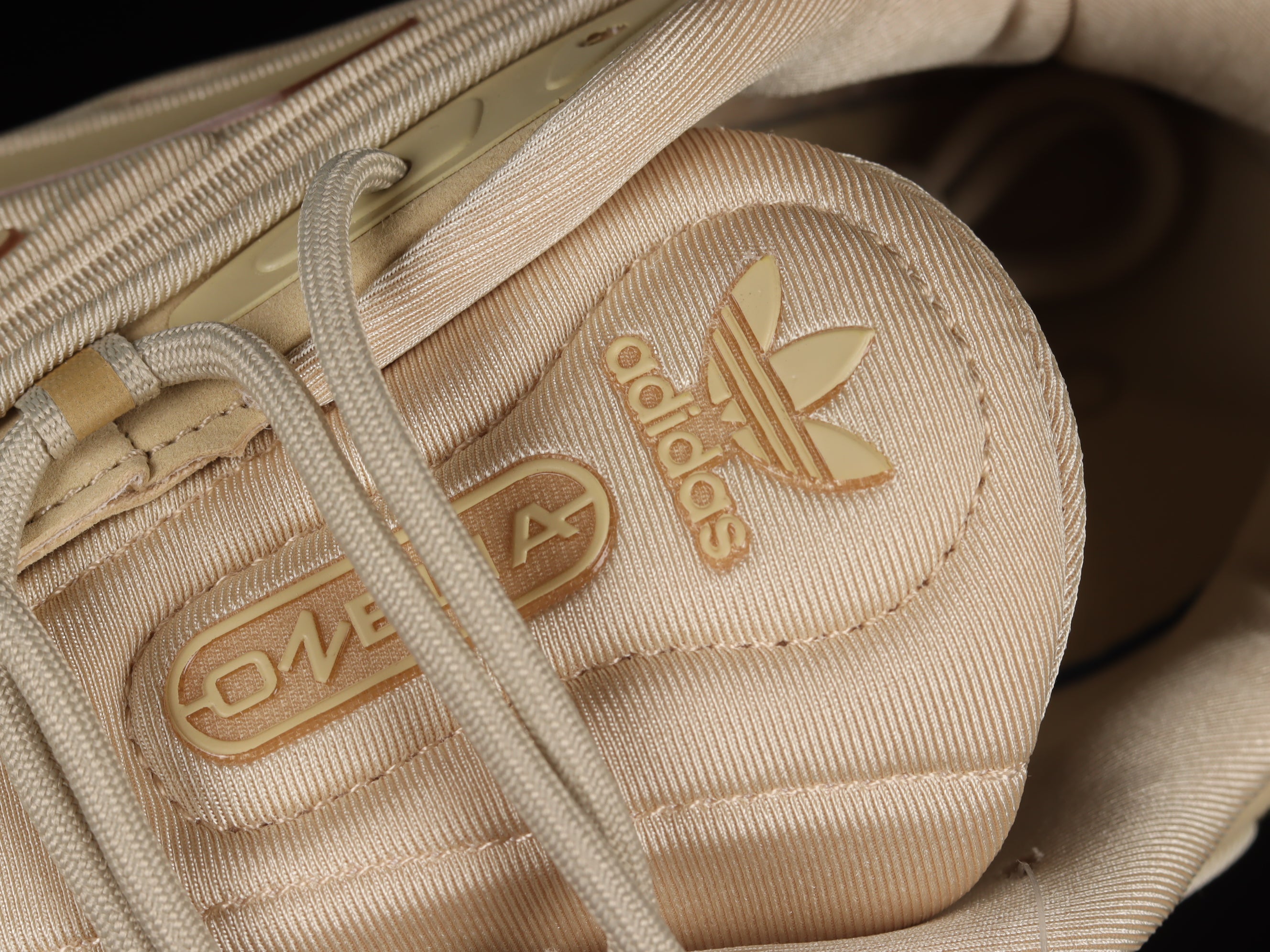 adidasUnisex Ozelia - Beige