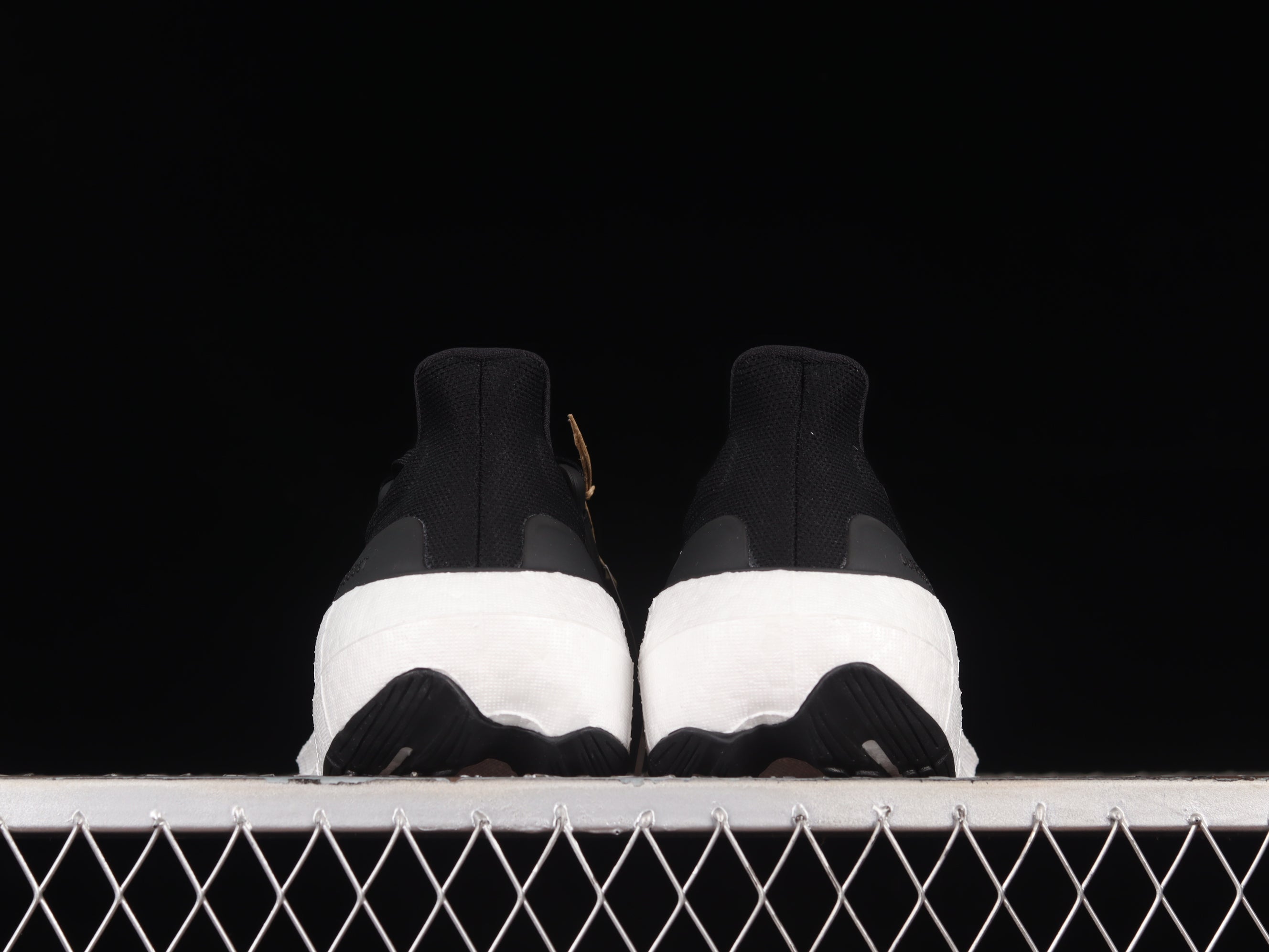 adidasUnisex Ultrabost Light 23 - Black