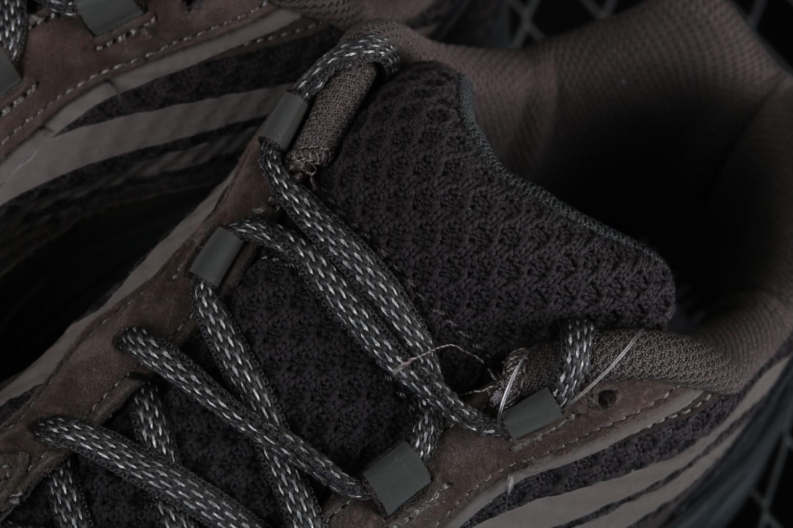 adidasUnisex Yeezy Boost 700 V2 - Geode
