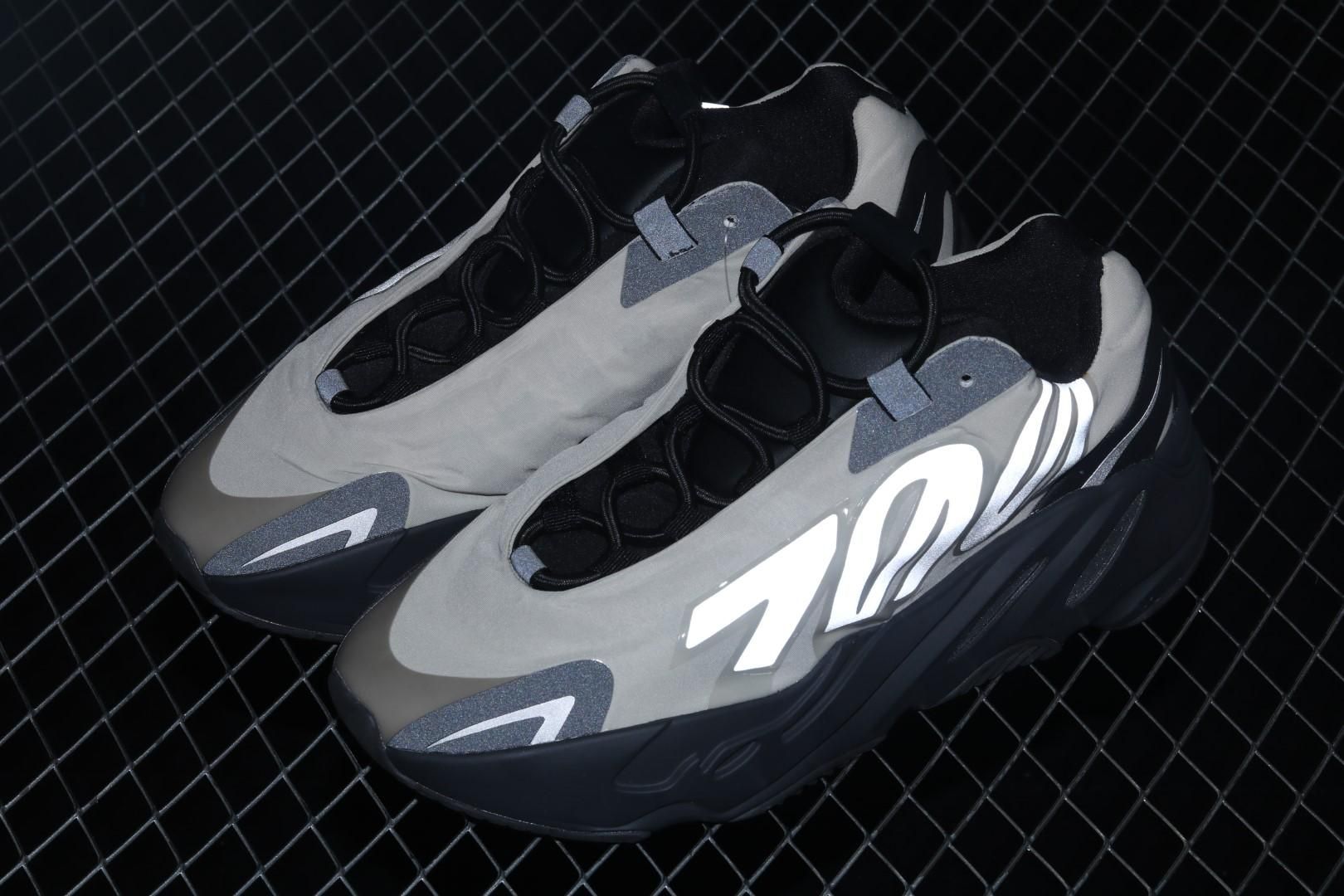 adidasUnisex Yeezy Boost 700 MNVN - Bone