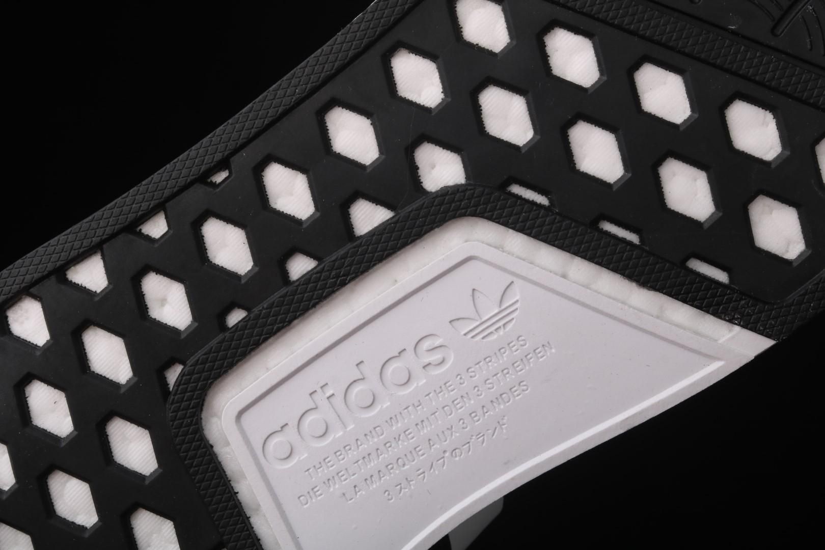 adidasUnisex NMD R1 V2 - Black White