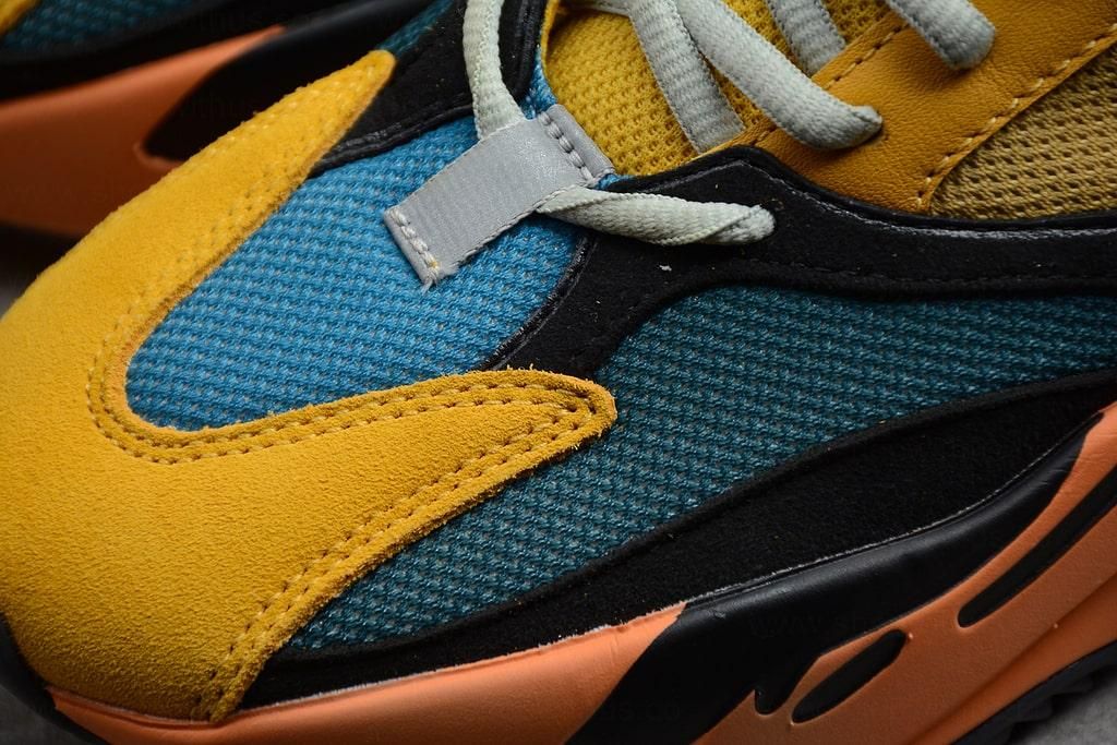 adidasUnisex YEEZY Boost 700 - Sun