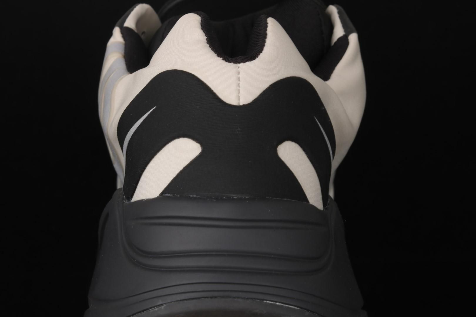 adidasUnisex Yeezy Boost 700 MNVN - Bone