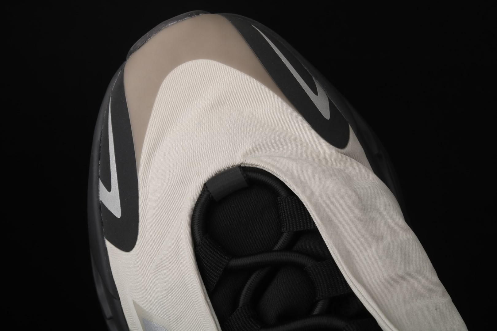 adidasUnisex Yeezy Boost 700 MNVN - Bone