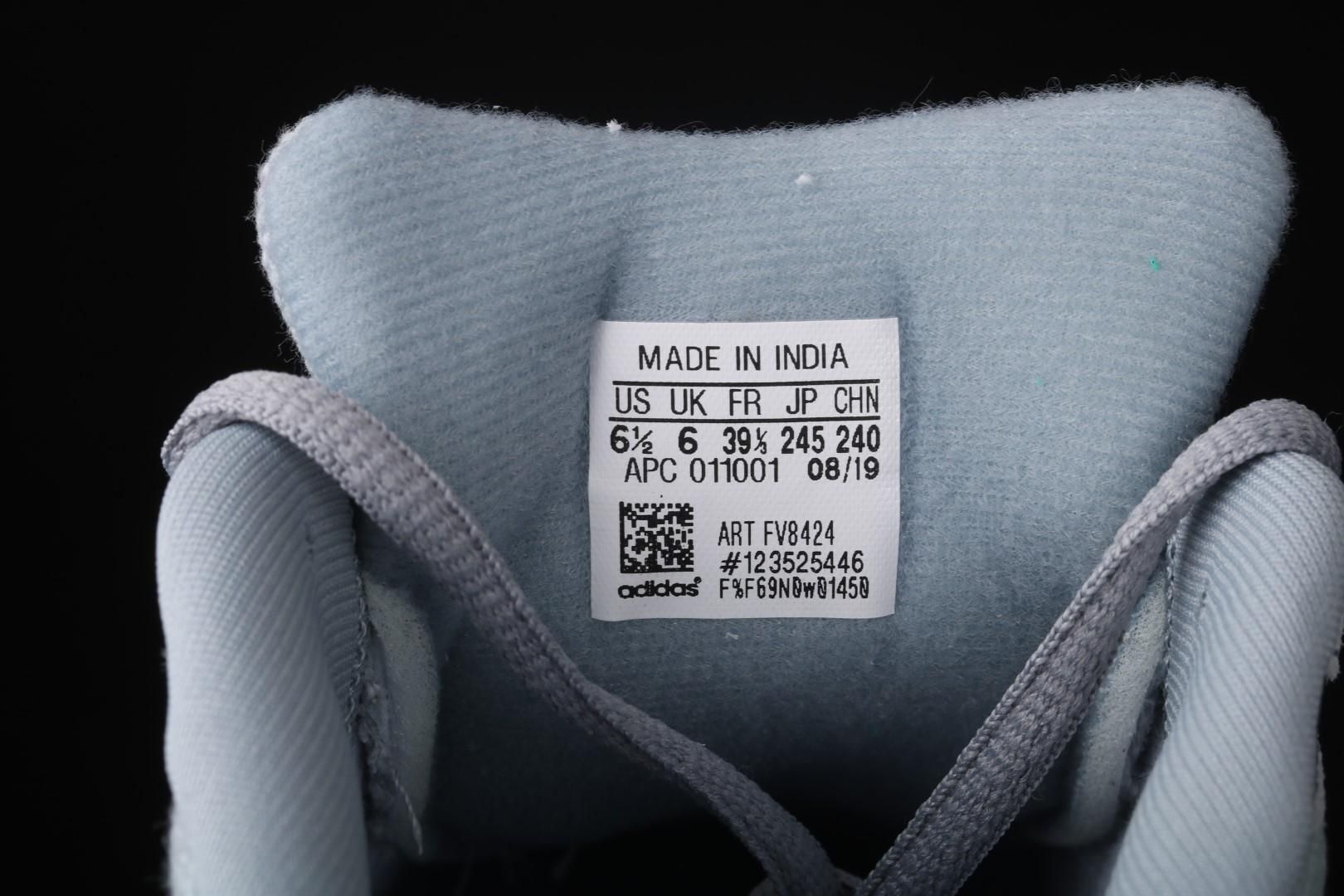 adidasUnisex Yeezy Boost 700 - Hospital Blue