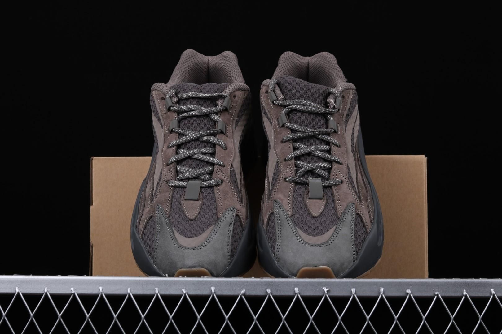 adidasUnisex Yeezy Boost 700 V2 - Geode