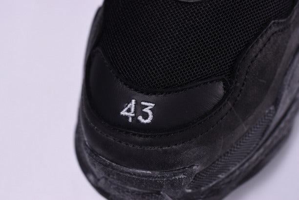 BalenciagaUnisex Vintage Triple S Trainers - Triple Black Distressed