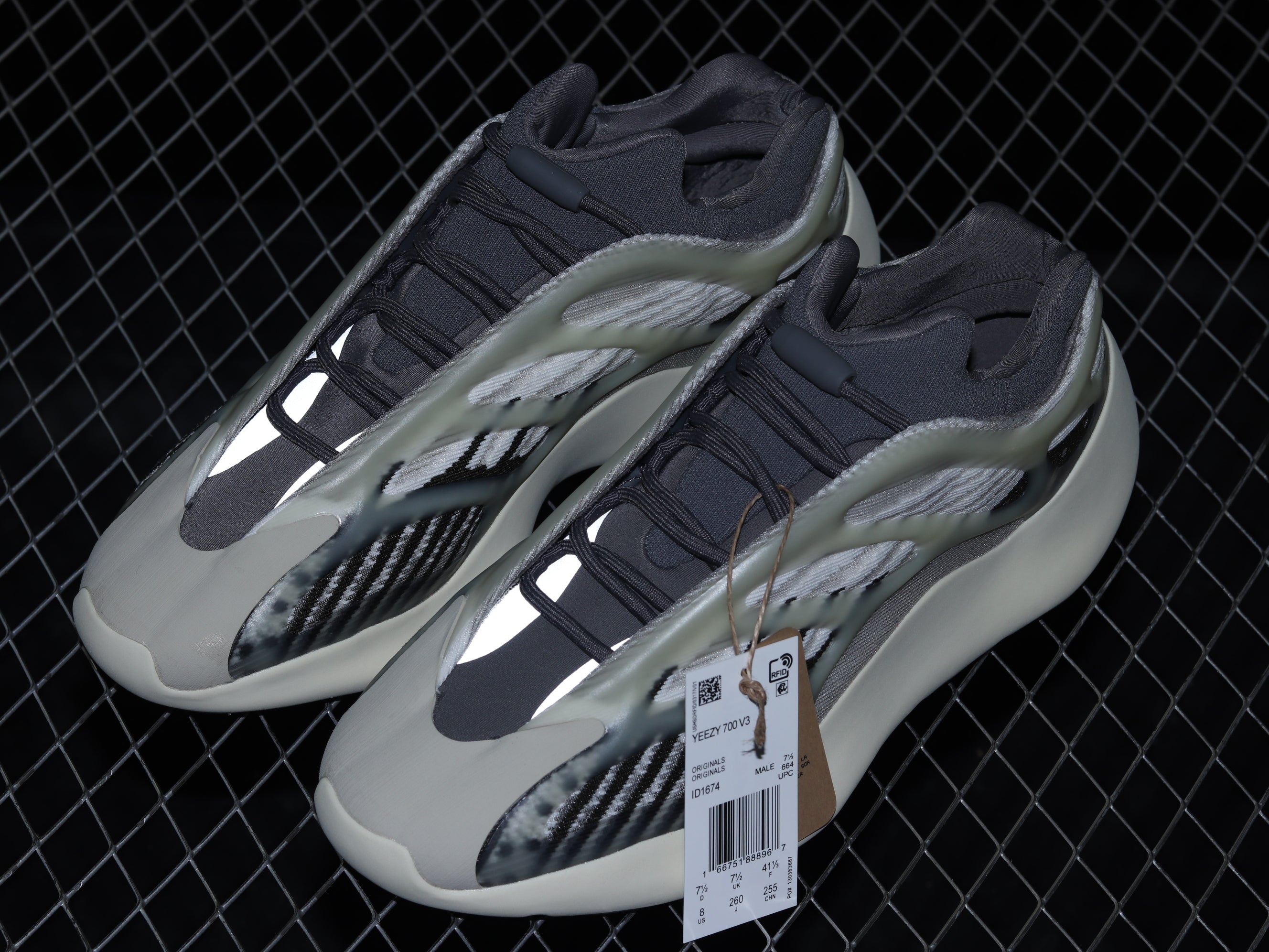 adidasUnisex Yeezy 700 V3 - Fade Salt