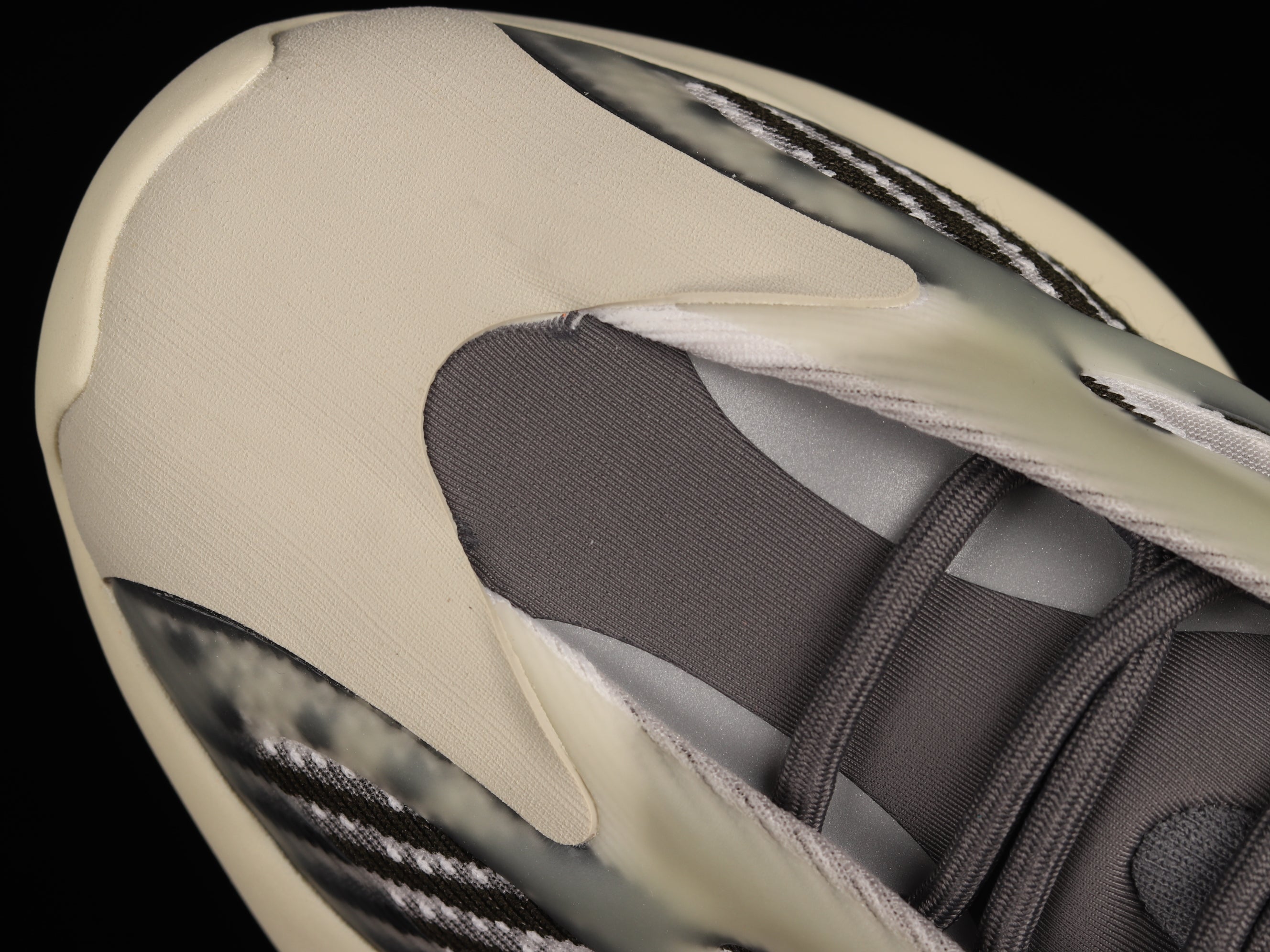adidasUnisex Yeezy 700 V3 - Fade Salt