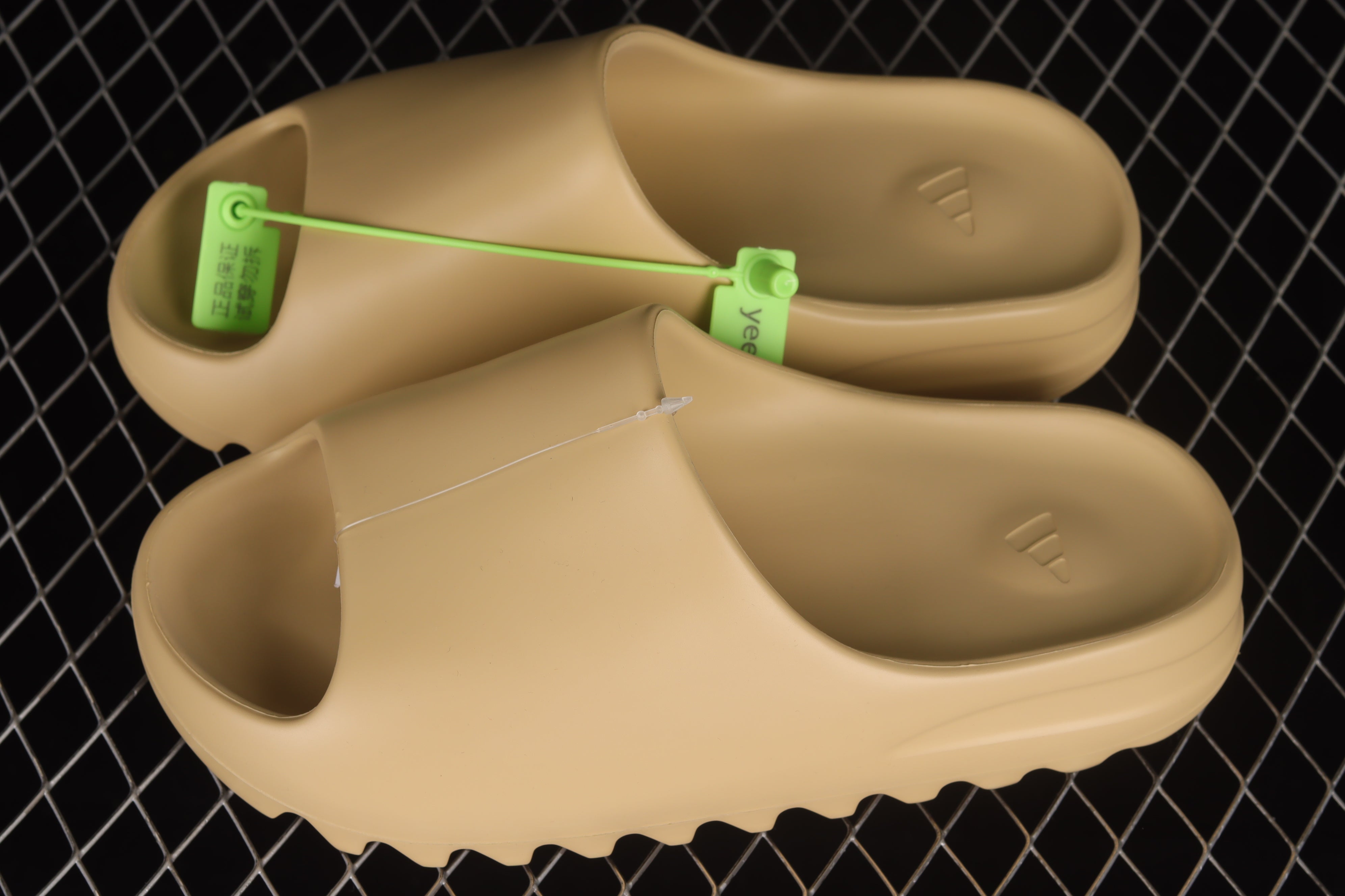 adidasUnisex Yeezy Slide - Desert Sand