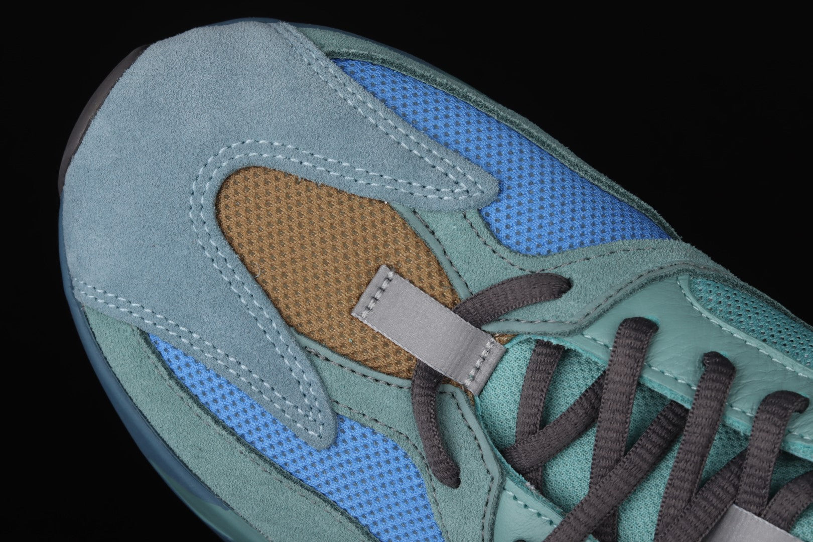 adidasUnisex Yeezy Boost 700 - Faded Azure