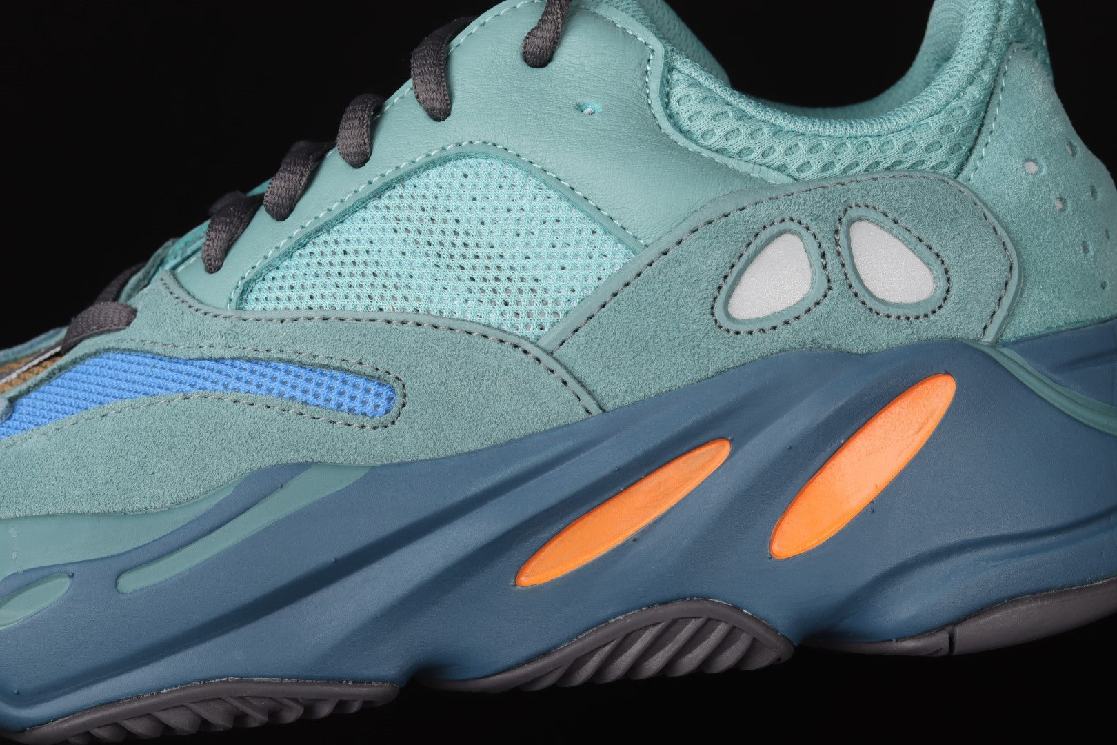 adidasUnisex Yeezy Boost 700 - Faded Azure