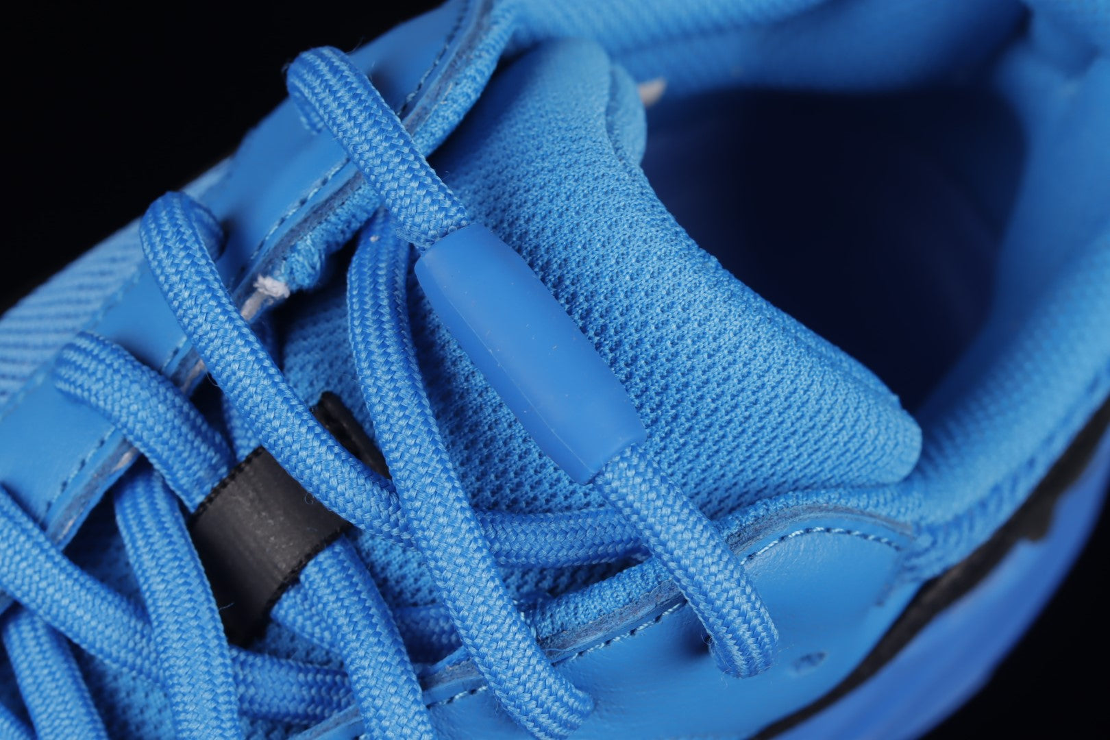 adidasUnisex Yeezy Boost 700 - Hi-Res Blue